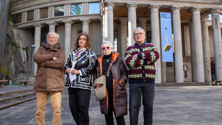Antonio León, Beatriz López, Pilar Oviedo y José Manuel Pazos, impulsores de la propuesta, ayer frente al Palacio de la Ópera de A Coruña.   | // GERMÁN BARREIROS/ROLLER AGENCIA
