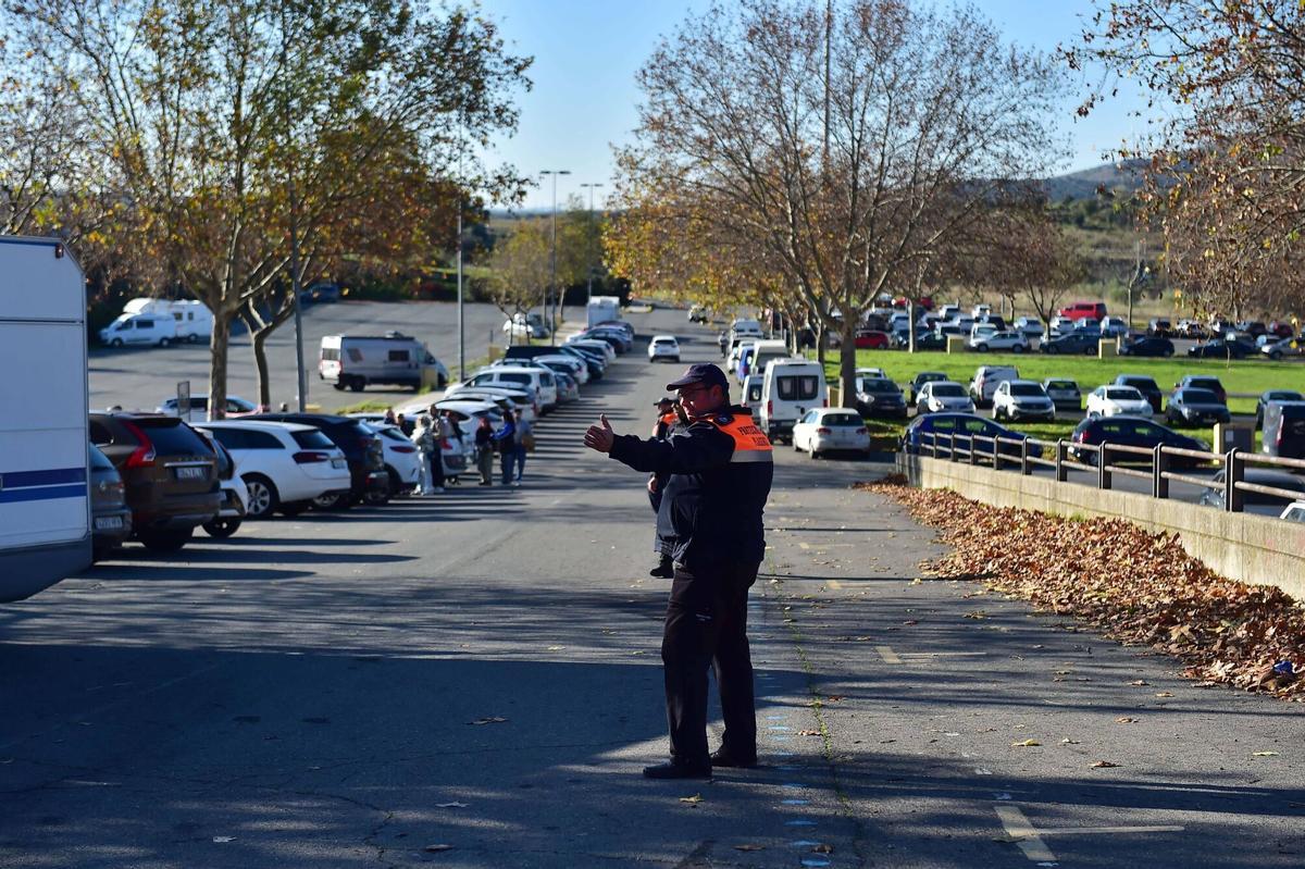 Asistentes al homenaje póstumo a Robe Iniesta, cantante y compositor de Extremoduro, en el Palacio de Congresos de Plasencia, su ciudad natal. Plasencia, 14 de diciembre de 2025. Fotografía de Toni Gudiel.