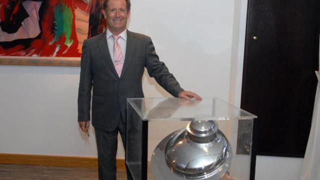 García, con la escultura.