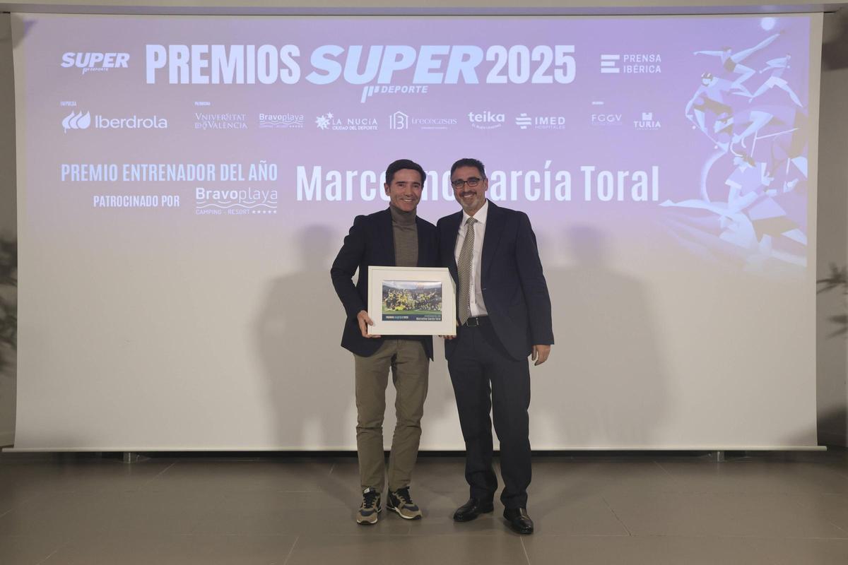 Paco Pineda, gerente de SUPER, entrega el premio de Entrenador del año a Marcelino