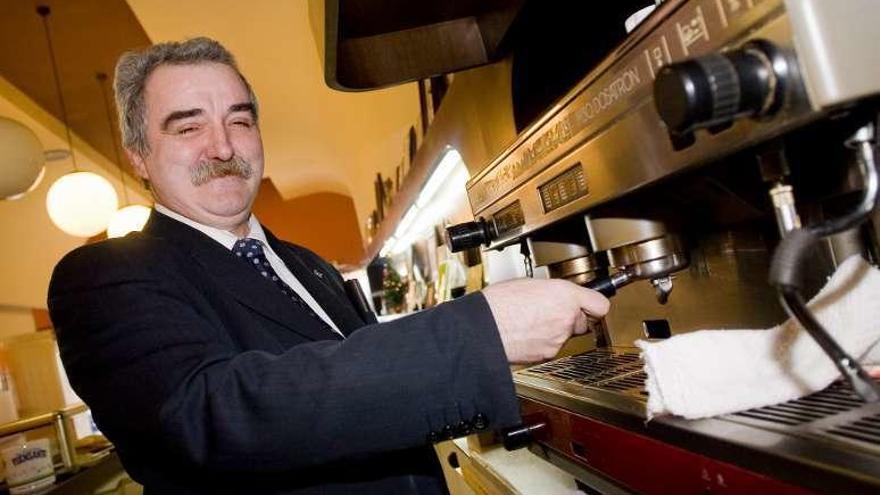 Germán Blanco, actual regente de Casa Germán, sirviendo un café.