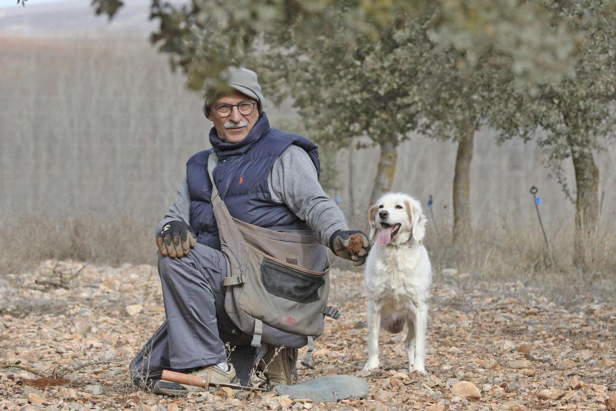 Mariano junto a su perra trufera Blanca.
