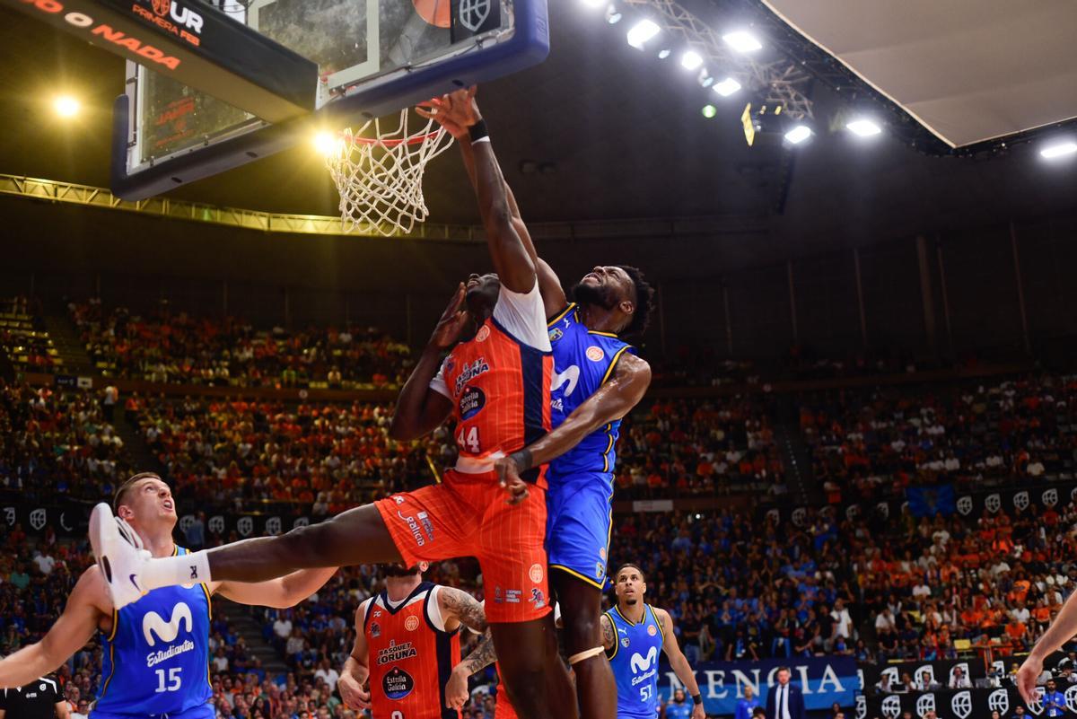 El Leyma Coruña vivió una auténtica fiesta en una remontada épica que le devuelve a ACB