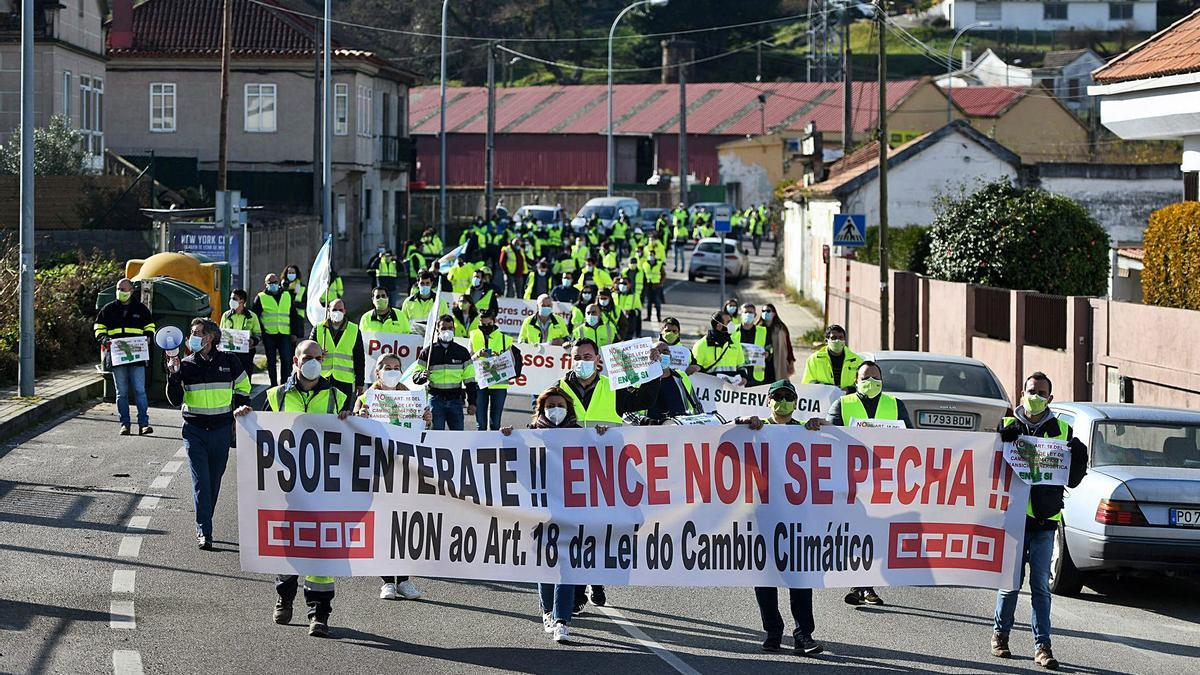 La marcha de trabajadores de Ence a su paso por la carretera vieja de Marín. |   // GUSTAVO SANTOS