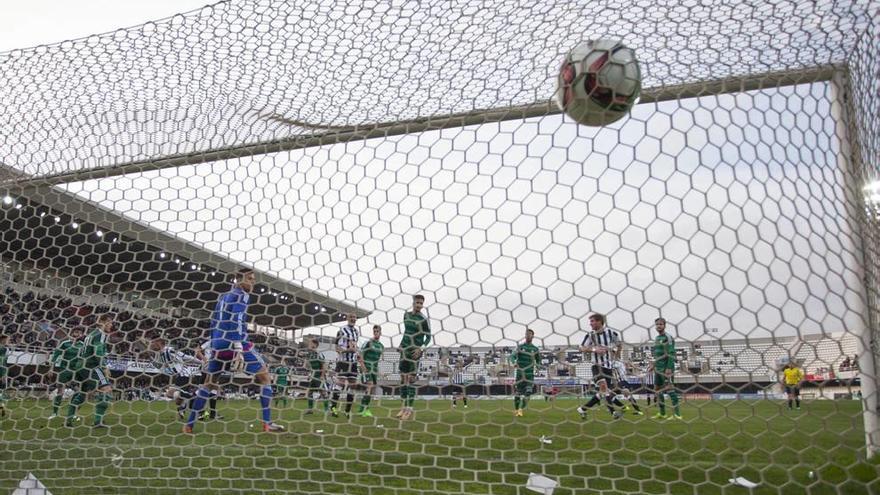Imagen de un gol en el partido entre el FC Cartagena y el Betis B de la pasada campaña que acabó 2-1 para los locales.
