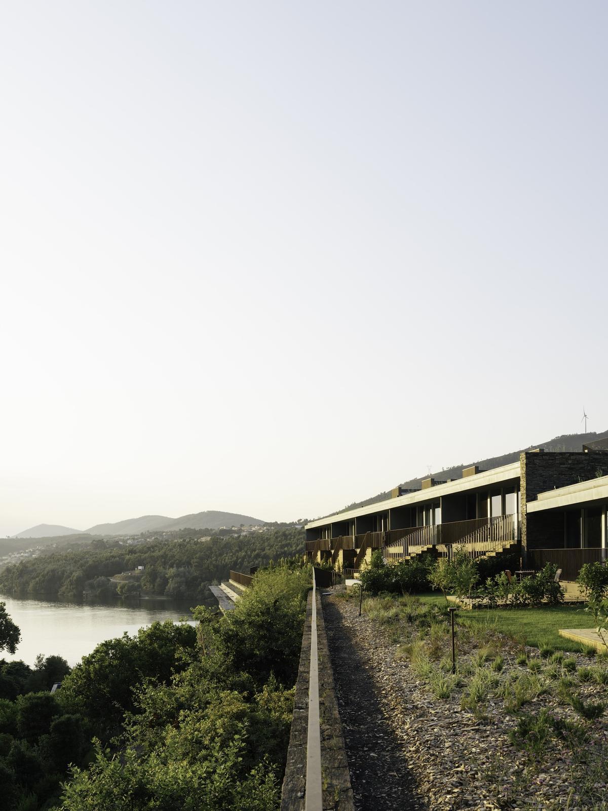 Las habitaciones del hotel miran sobre el agua