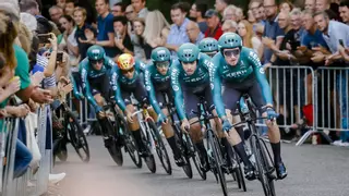 Robert Gesink se viste el primer maillot rojo con el triunfo del Jumbo Visma