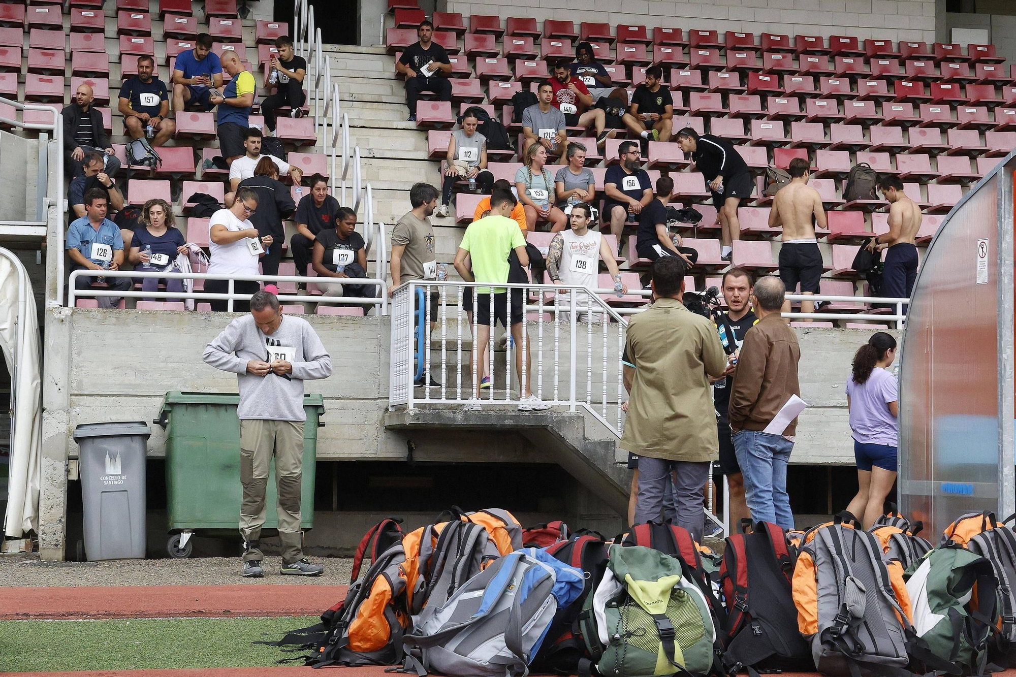 Pruebas físicas de los aspirantes a bomberos forestales en el estadio Verónica Boquete de Santiago