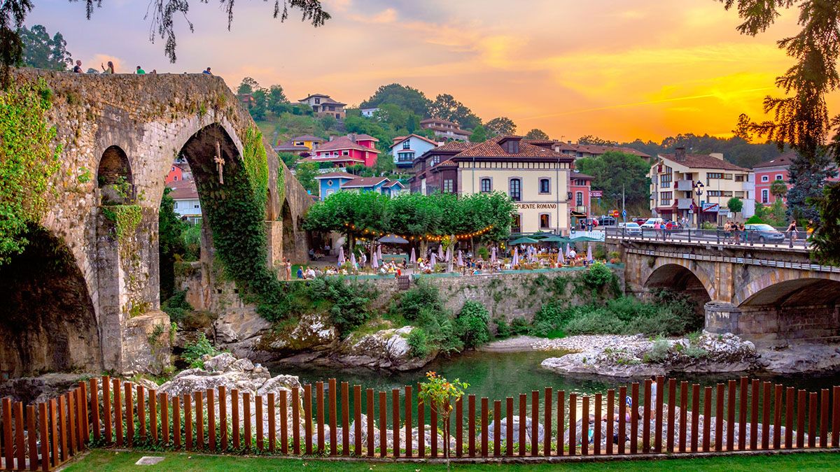 El histórico Puente Romano de Cangas de Onís se convierte en uno de los escenarios más especiales para dar la bienvenida a la Navidad