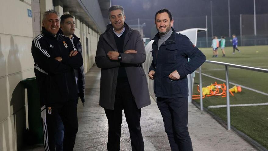 Por la izquierda, Joseba Aguirre, técnico del Femenino; Marcos Suárez, director deportivo; Martín Peláez, presidente del Oviedo y José Moro, presidente del Oviedo Femenino, esta temporada en Tensi. | Miki López