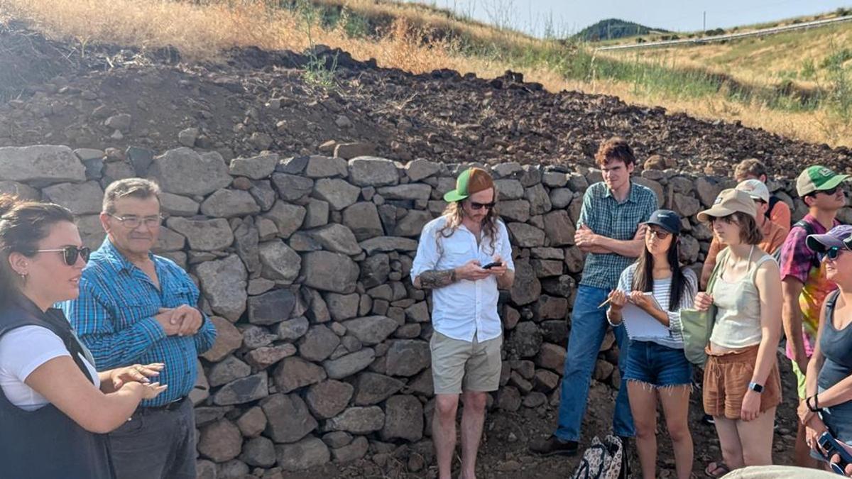 Parte de los alumnos estadounidenses del proyecto Future Islands en una de sus visitas a los barrancos de Gran Canaria.
