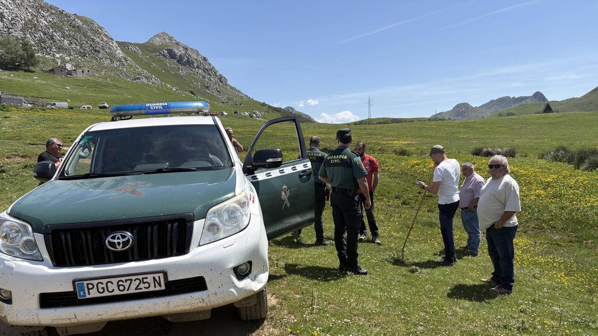 Los agentes de la Guardia Civil, con varios ganaderos de Mieres en Pinos.