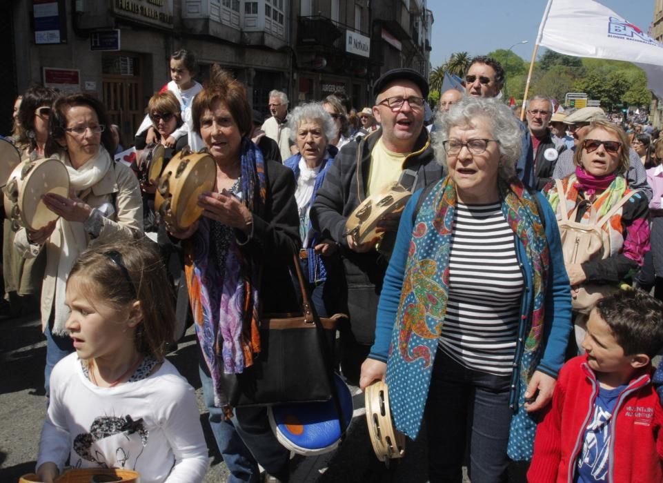 Miles de personas reivindican en Santiago su derecho a vivir en gallego