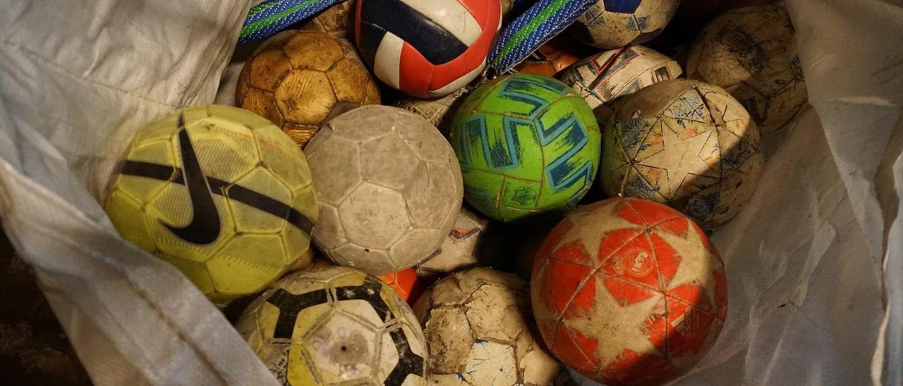 Balones recogidos durante años por las monjas del convento de Santa Clara en Pontevedra.