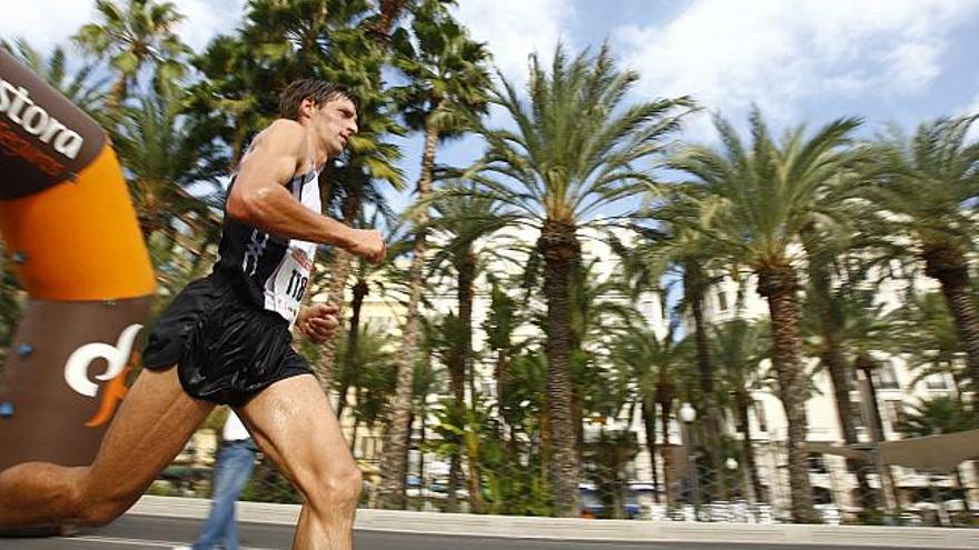 Andrés Micó corre en solitario junto al Paseo de la Explanada durante el Medio Maratón de Alicante celebrado ayer.