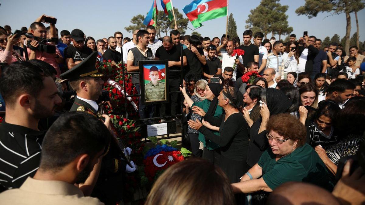 Funeral del soldado azerí Sabuhi Ahmadov, caído en los recientes enfrentamientos fronterizos entre Azerbayán y Armenia. /