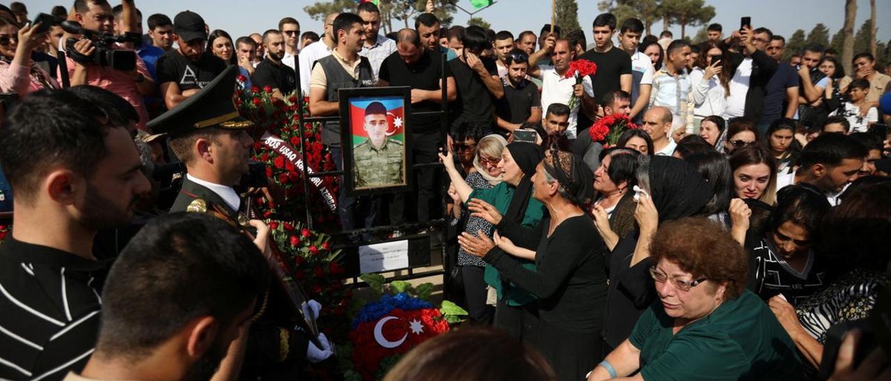 Funeral del soldado azerí Sabuhi Ahmadov, caído en los recientes enfrentamientos fronterizos entre Azerbayán y Armenia. /