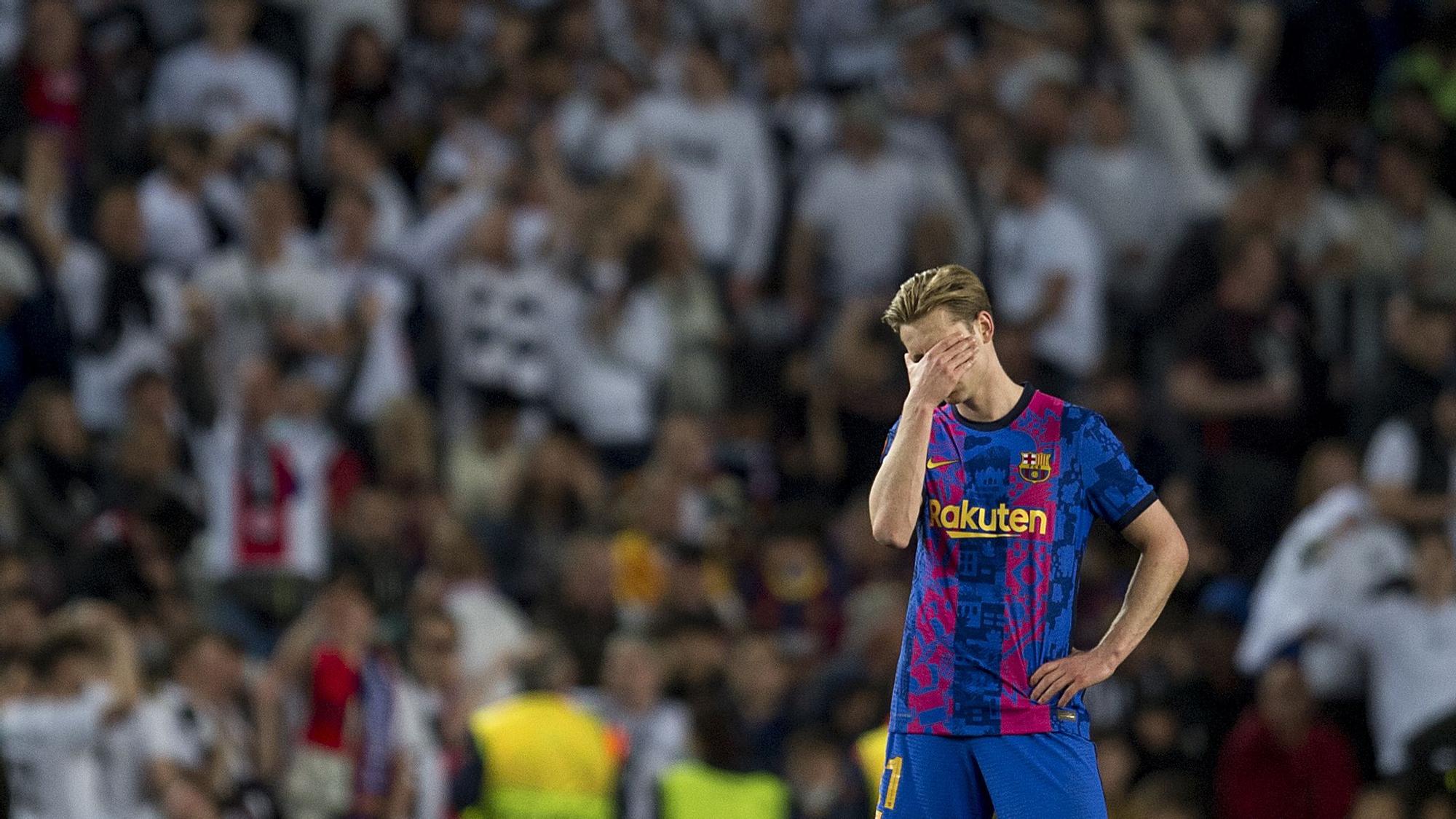 Frenkie de Jong visiblemente decepcionado tras encajar el tercer gol durante el partido de vuelta de los cuartos de final de la Europa League contra el Eintracht de Frankfurt