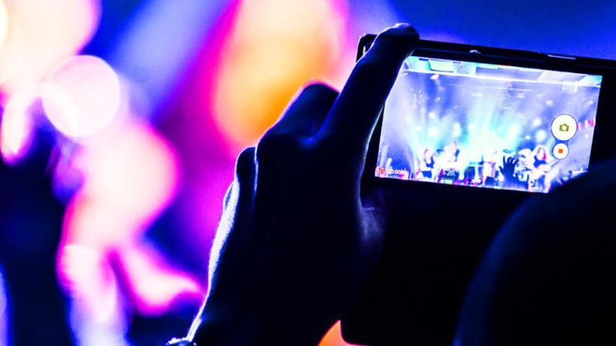 Una joven disfruta de un concierto.