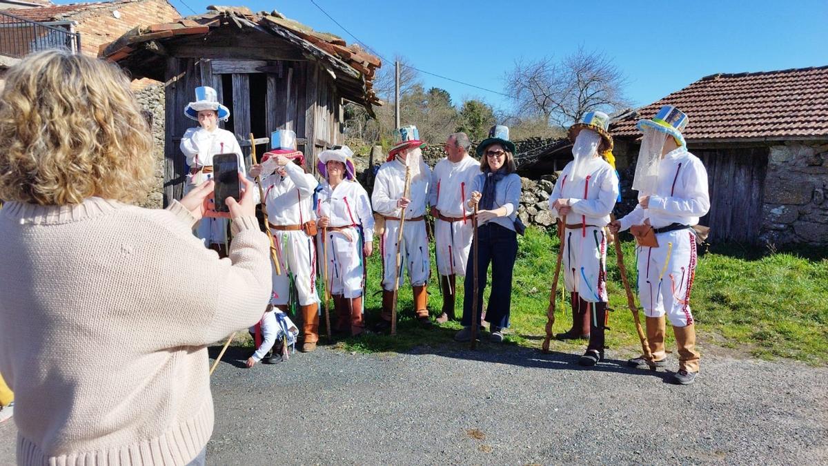 Un recuerdo del paso del Entroido tradicional por la aldea.