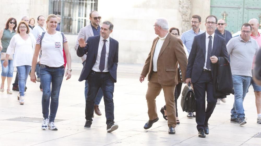 Gabriel Echávarri llega a la Audiencia de Alicante para ser juzgado por el fraccionamiento de contratos en Comercio
