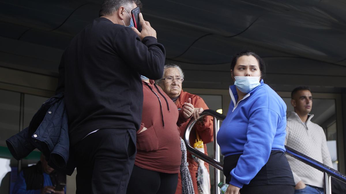 Familia del menor onubense a las puertas del hospital Virgen del Rocío.