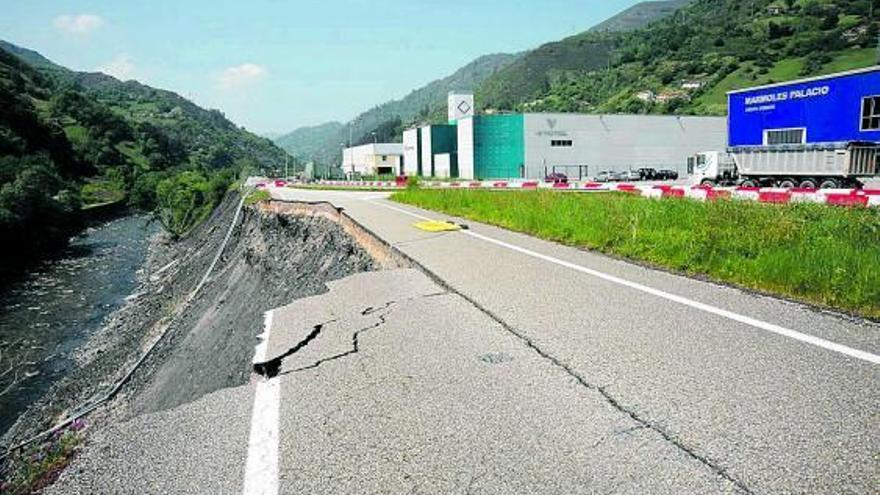 El argayo del Corredor del Aller, que mantiene cortado un carril desde junio a la altura de Caborana.