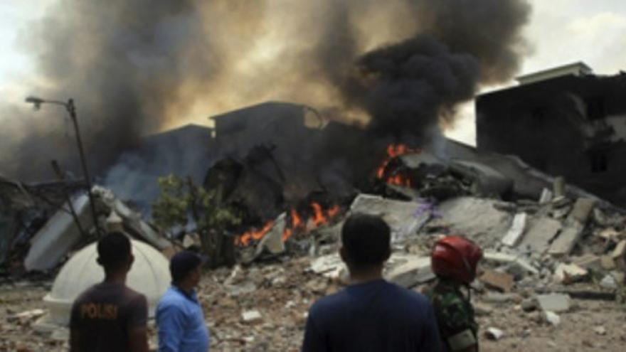 Decenas de muertos al estrellarse un avión militar en Indonesia