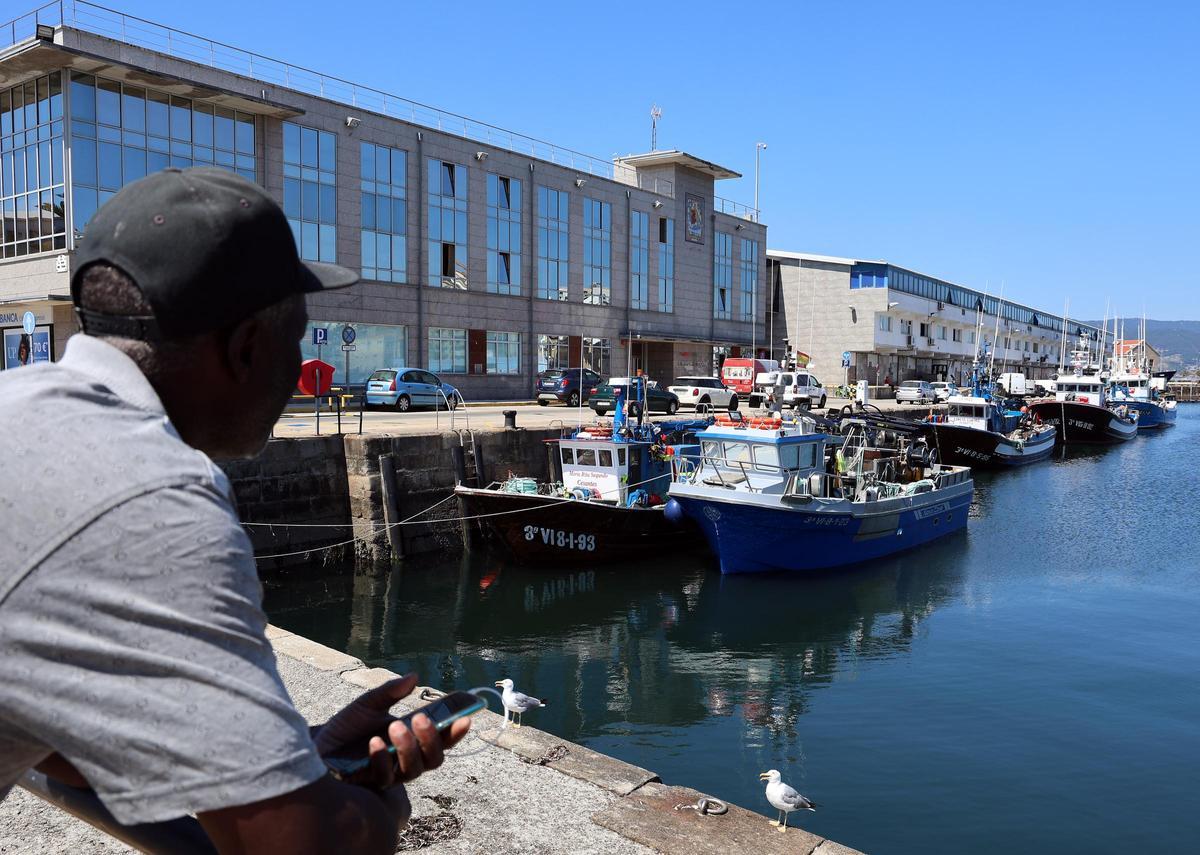 Un trabajador extranjero de la pesca en el Puerto de Vigo