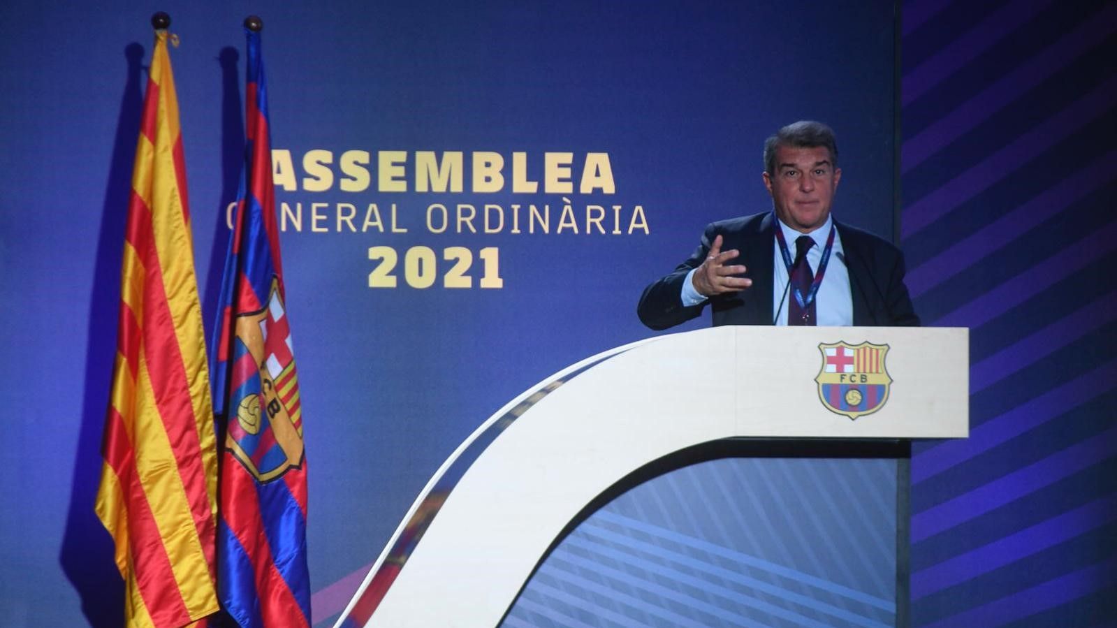 Joan Laporta se dirige a los asistentes en la segunda parte de la asamblea.