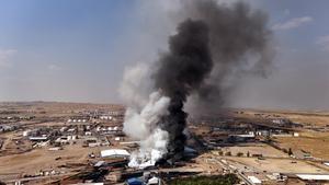 Una refinería de petróleo arde en Irak