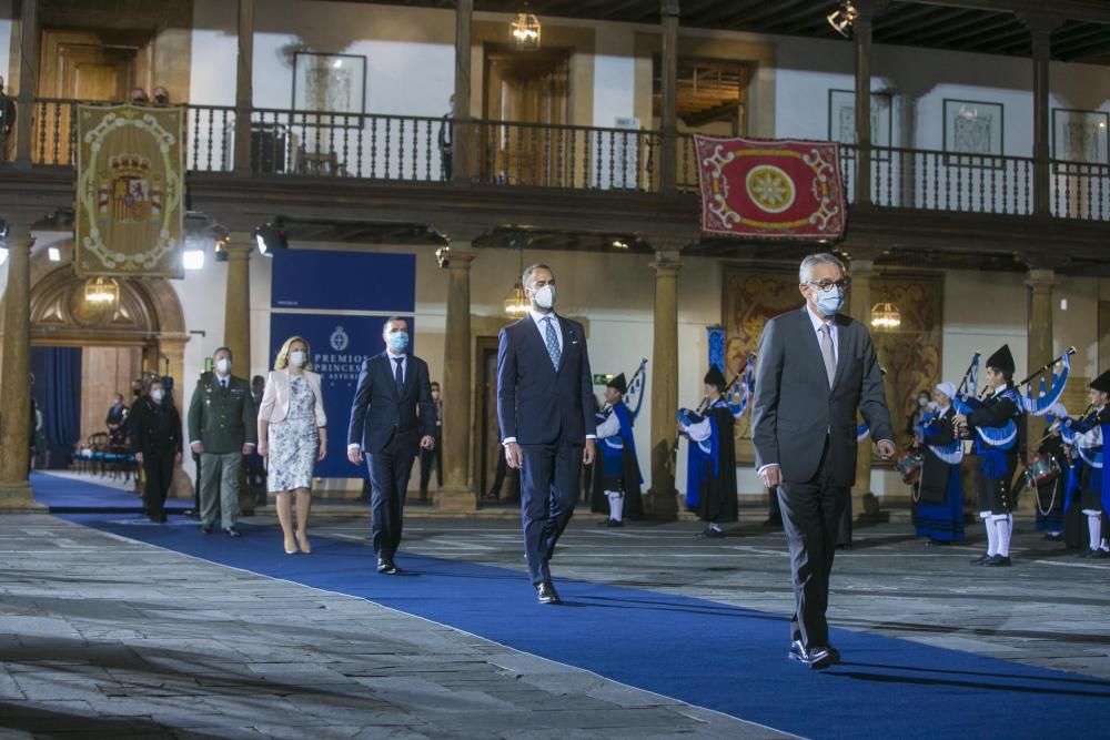 De atrás hacia adelante, Teresa López Pernia, Alberto González Estébanez, Carmen Palomo Antequera, Fernando Valdés Menéndez, Javier García Fernández y José Eugenio Guerrero Sanz, del colectivo de sanitarios premiados.