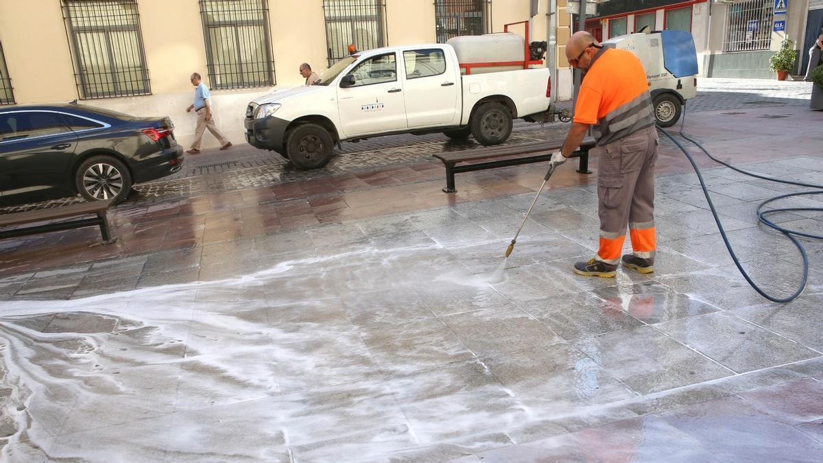 Un operario aplica el riego a presión para limpiar el suelo del Llanete de La Capillita. Un operario aplica el riego a presión para limpiar el suelo del Llanete de La Capillita.