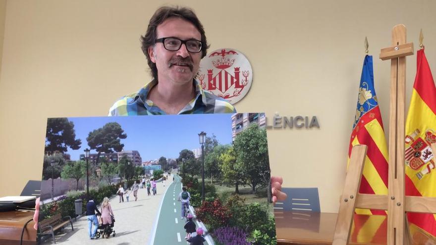 Giuseppe Grezzi con el proyecto del parque.