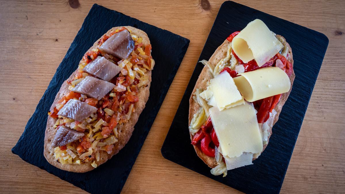 La coca de 'trempó' y sardinas ahumada y la de queso y hortalizas.