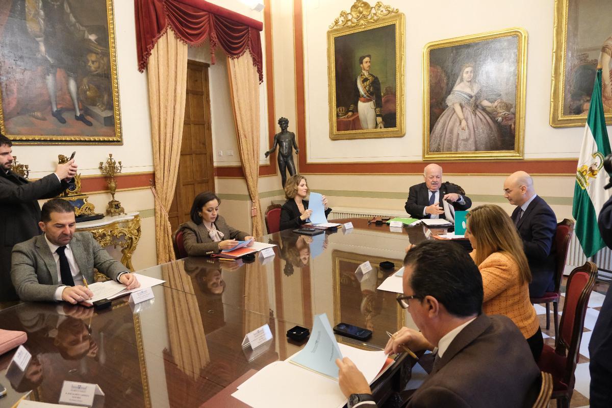 El Ayuntamiento de Antequera acogió el acto del 45 aniversario del pacto preautonómico.
