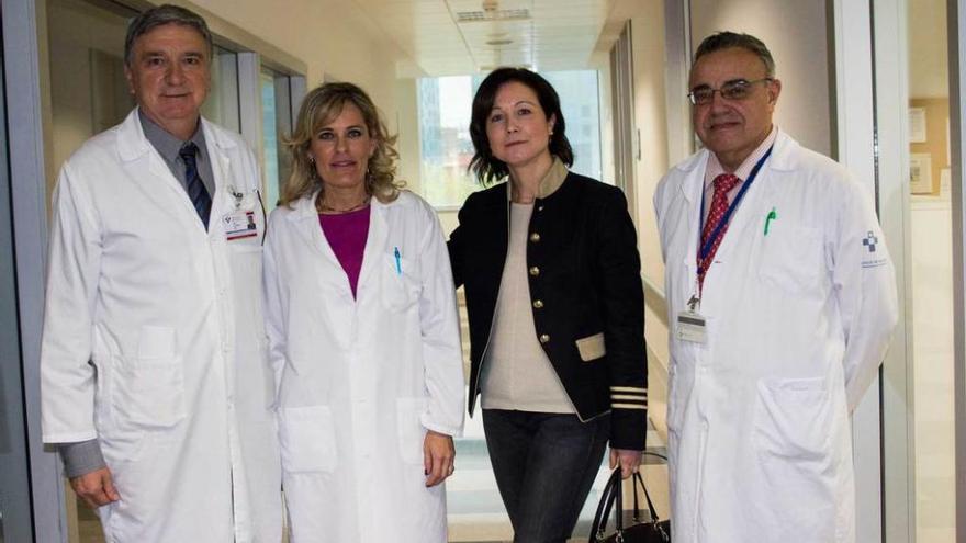 Desde la izquierda, Pablo Fernández, Mercedes Alperi, Beatriz Tascón y Javier Ballina, ayer, en el HUCA.