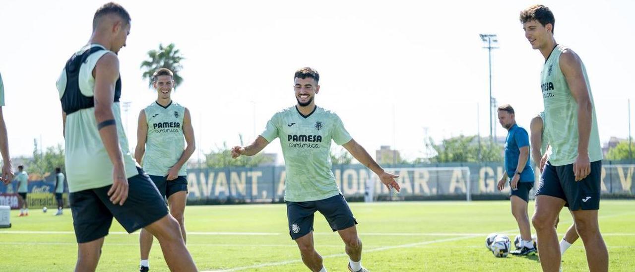 Morlanes en un rondo junto a Yeremy Pino, Pau Torres y Juan Foyth.