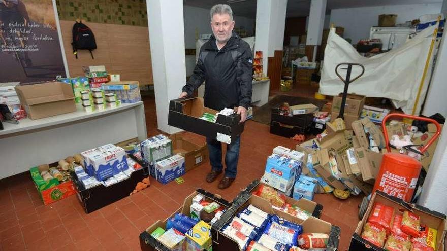 Carlos Diéguez Faílde, presidente de O Mirador, en el banco de alimentos del barrio. // Gustavo Santos