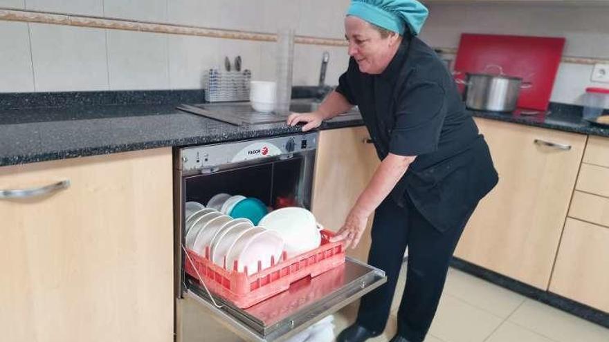 Un carro con el resto de la comida que se sirvió ayer en el comedor de la escuela infantil &quot;A Galiña Azul&quot; de A Choupana en Cangas. // Santos Álvarez