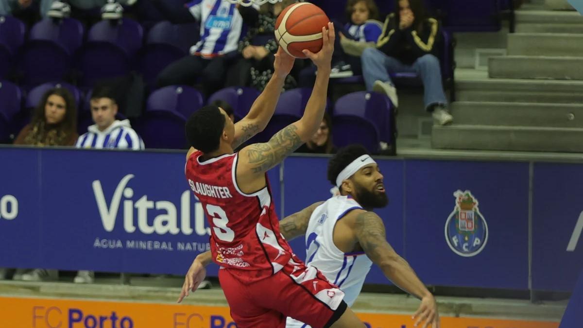 Slaughter busca la bandeja ante Marble.