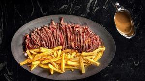 Corte de ribeye, con patatas y salsa que forma parte del menú Steak del restaurante Leña.