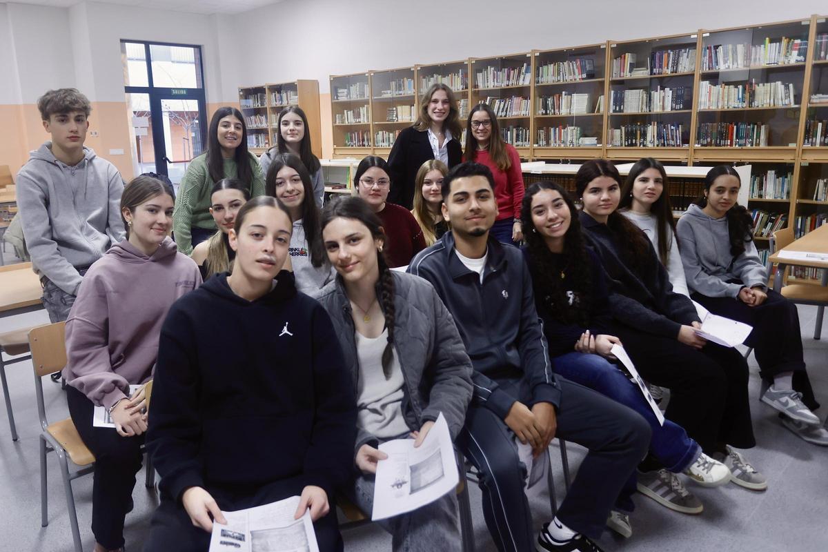 Grup de 4t d’ESO de l’IES Camp de Túria de Llíria participant en el projecte ‘eTwinning’ ‘Epistulae, animi fenestrae’ junt amb la seua professora de Llatí, Eirene Fernández, i l'auxiliar de conversa en anglés de l'institut, l'estatunidenca Grace Edwards.