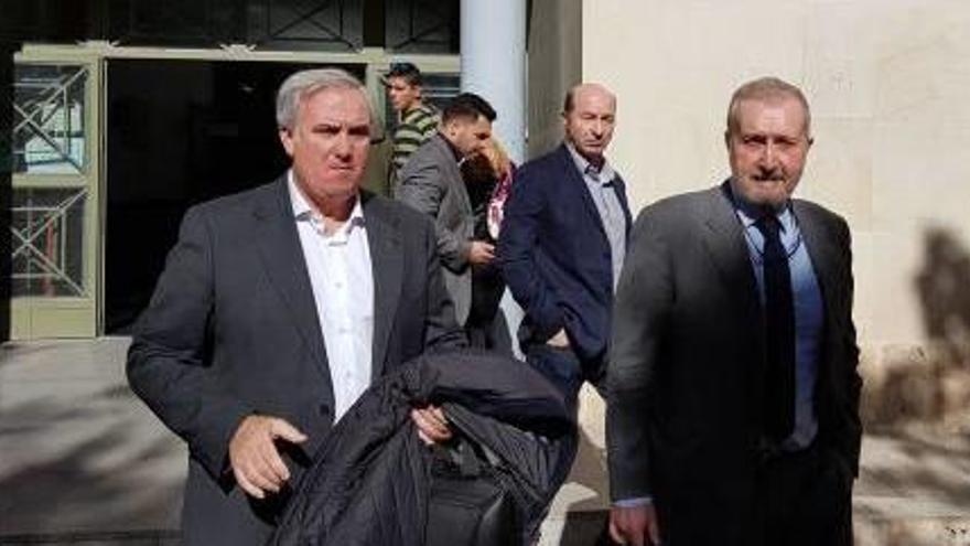 Jesús Castellanos, a la izquierda, saliendo ayer de los juzgados junto a su abogado, Manuel Perales.