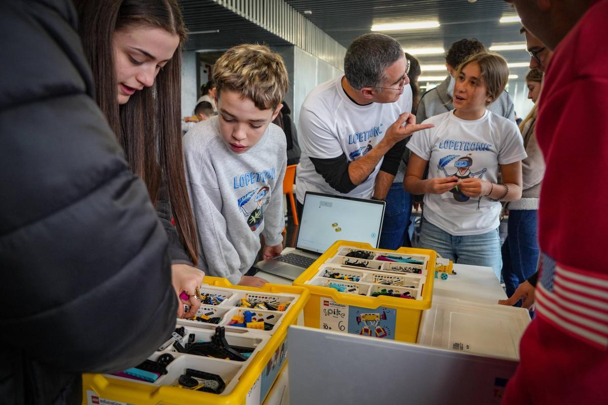 Daniel Pérez Leitón le da indicaciones a una de las alumnas del Lope de Vega durante la jornada en la UEx.