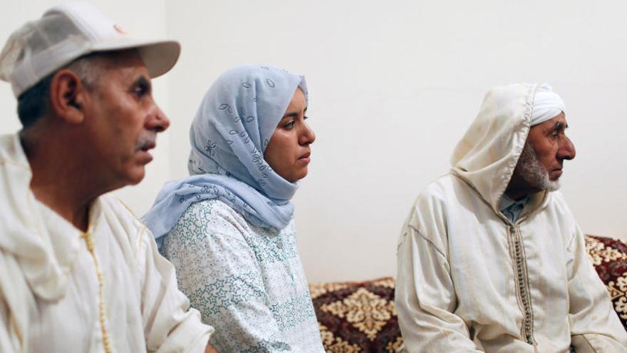 Familiares de los hermanos Aboyaaqoub, en su casa de Marruecos.