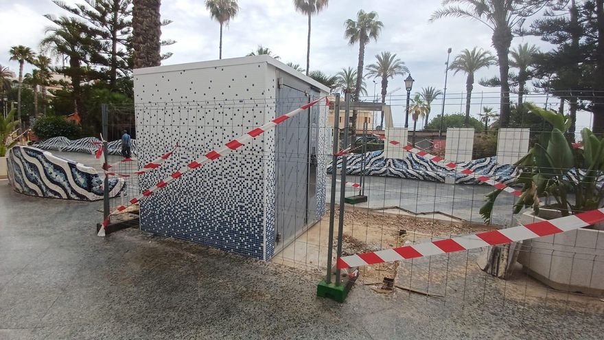 El Ayuntamiento de Torrevieja fija precio y tiempo de uso de los aseos de los paseos, que siguen cerrados