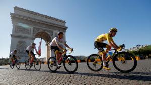 Pogacar pasa por delante del Arco del Triunfo en los Campos Elíseos de París.