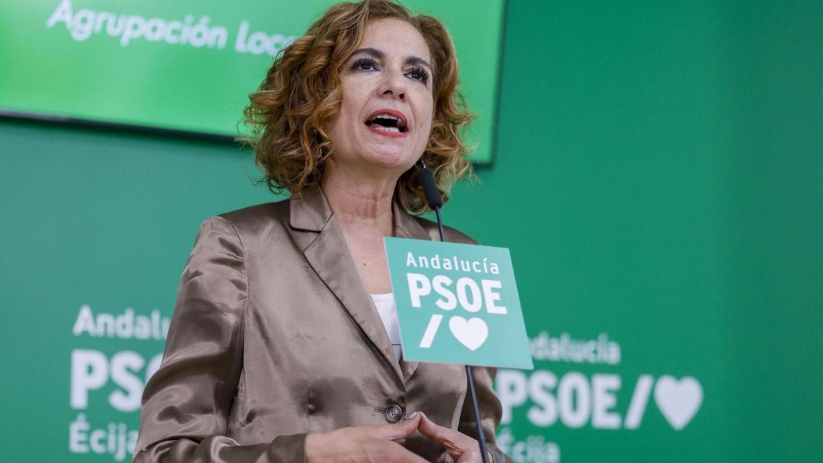 La vicesecretaria general del PSOE y secretaria general del PSOE de Andalucía, María Jesús Montero, participa en un acto con la militancia en la localidad sevillana de Écija.