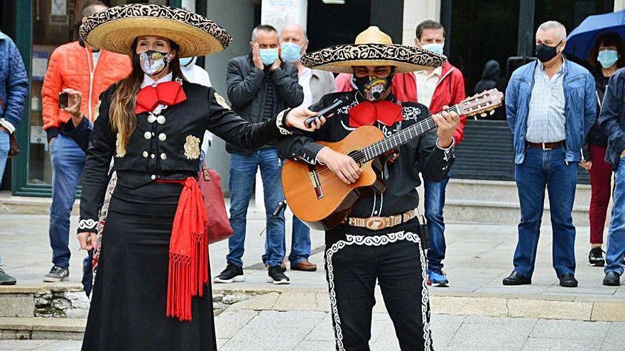 Dos de los miembros del grupo de mariachis actuando.